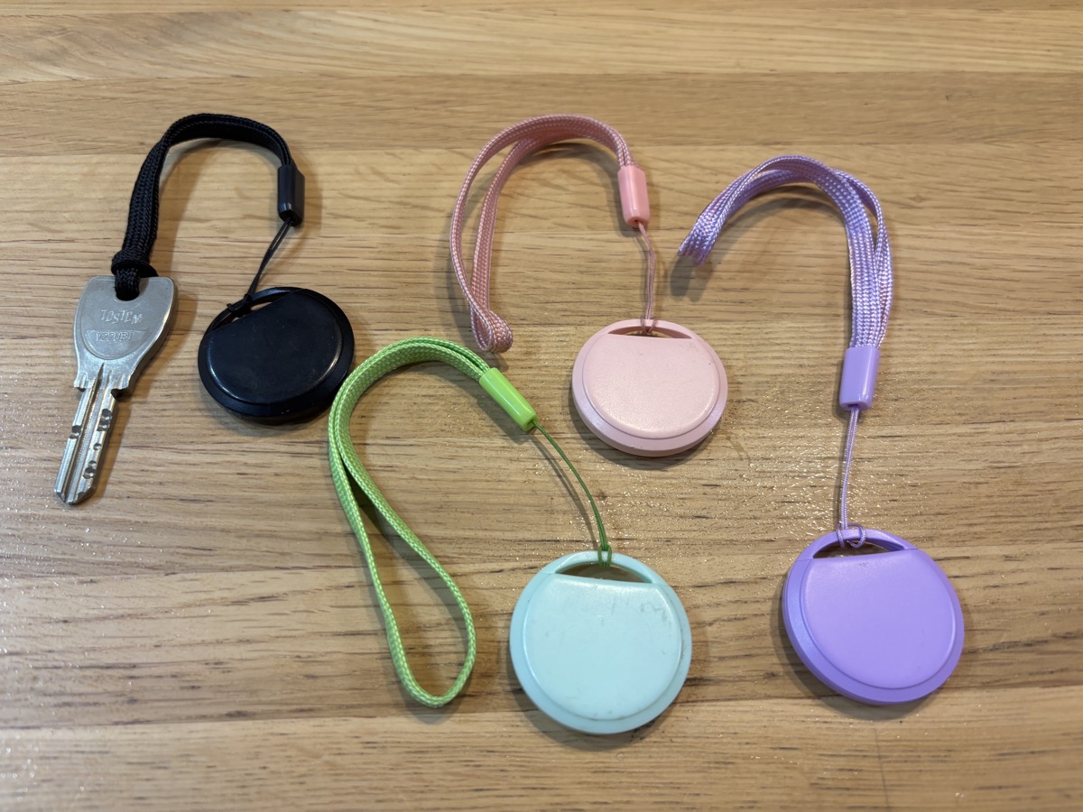 サードパーティ製AirTagの5色のカラーバリエーションと鍵