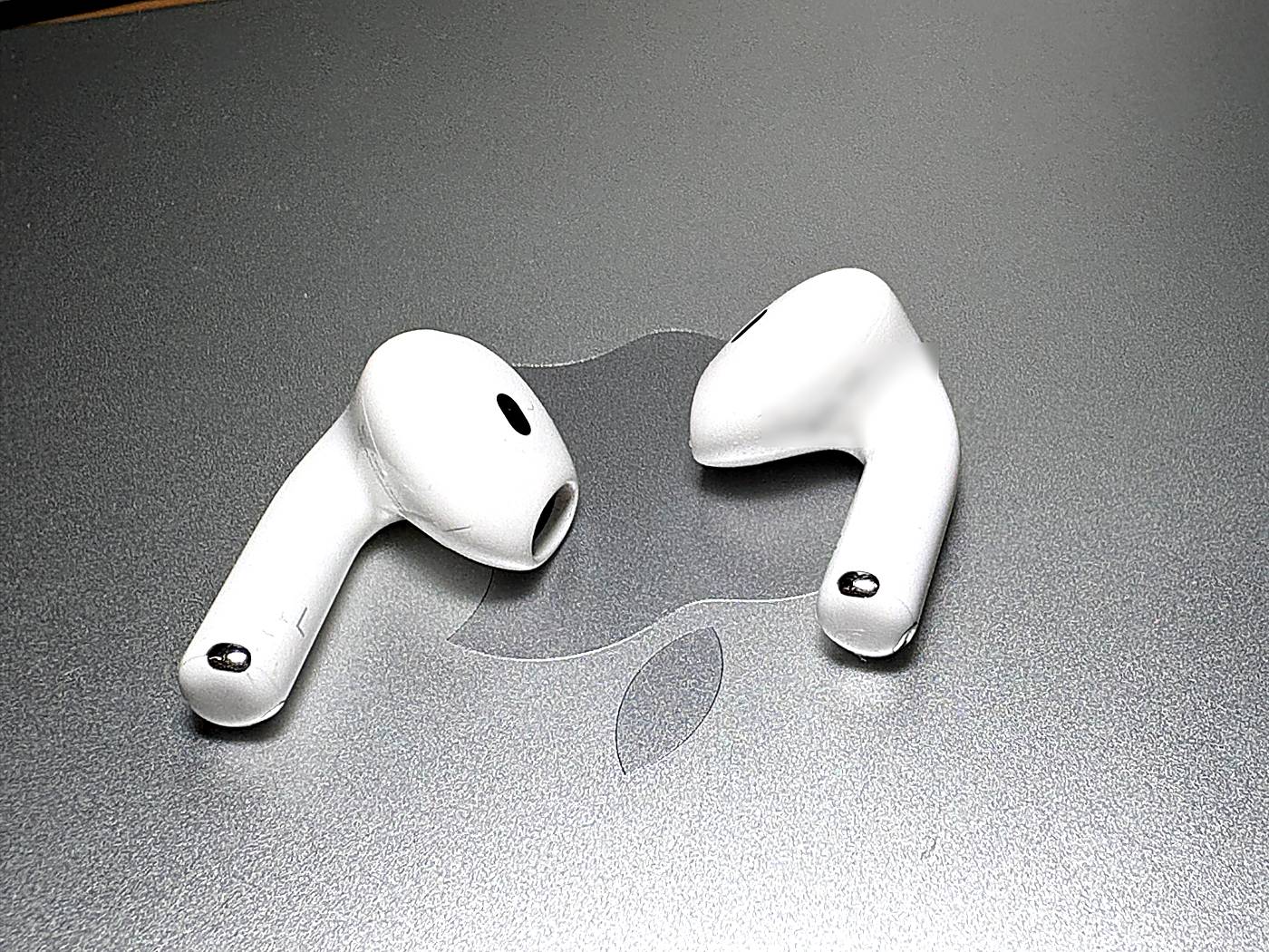 イオシスで買ったAirPods4 Bランクのイヤホン本体