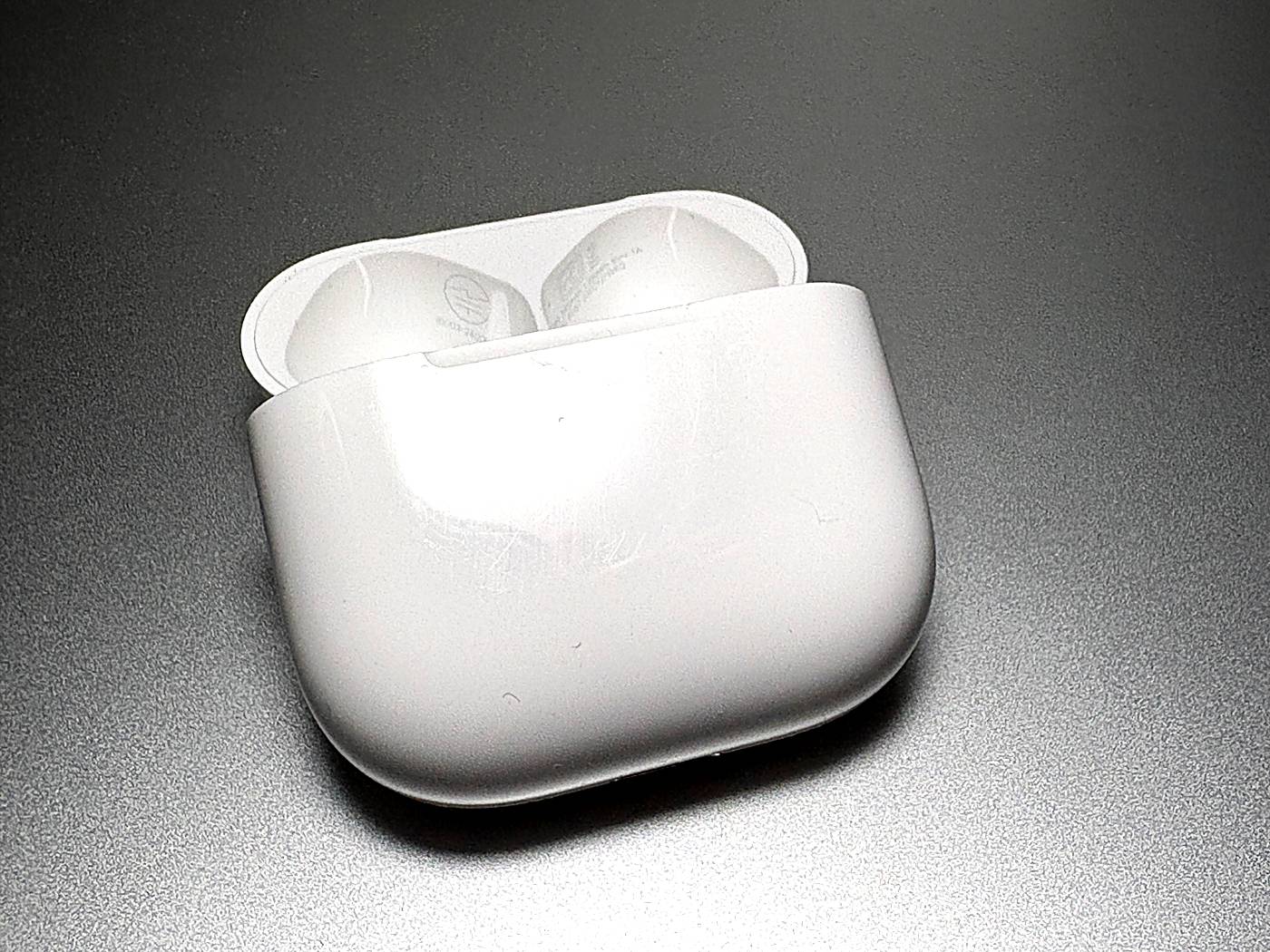 AirPods4 Bランクの充電ケース内側と前面の状態