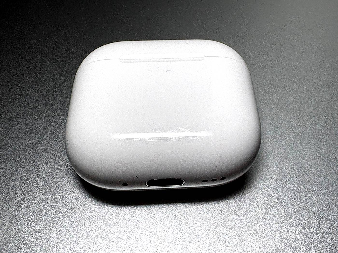 イオシスで買ったAirPods4 Bランクのケースにある傷
