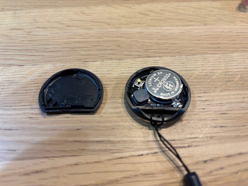 互換品タグの中身。CR2032電池が入っている