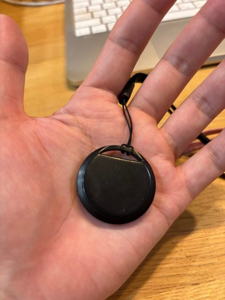 手のひらにのせた互換品の見守りタグ